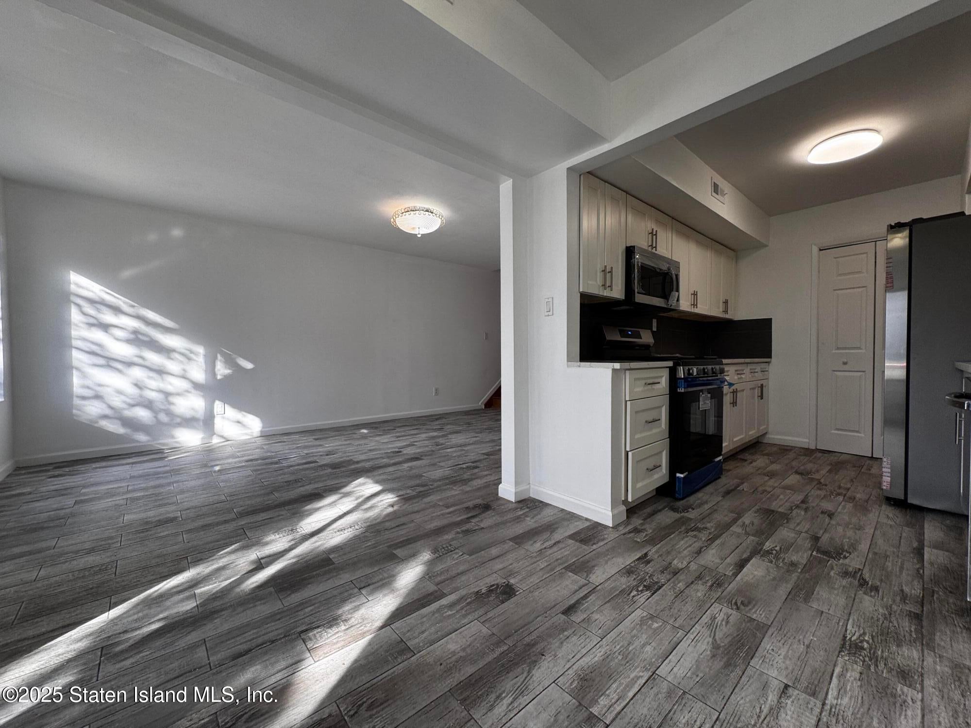 92 Wolkoff Ln, Staten Island, NY 10303 photo