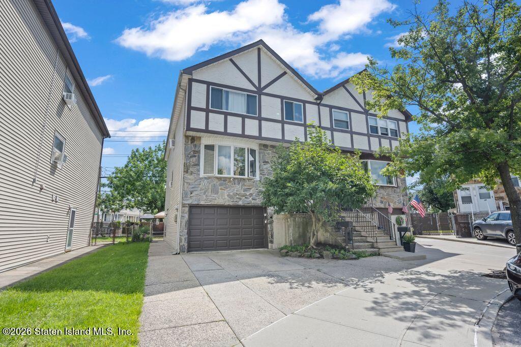 90 Gary Ct, Staten Island, NY 10314