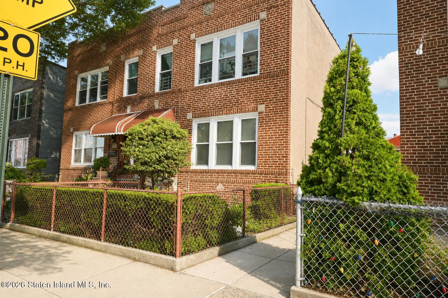 24 48 Crescent St, Queens, NY 11102