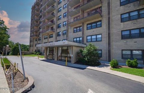 Condominium in Staten Island NY 1000 Clove Road #6g.jpg