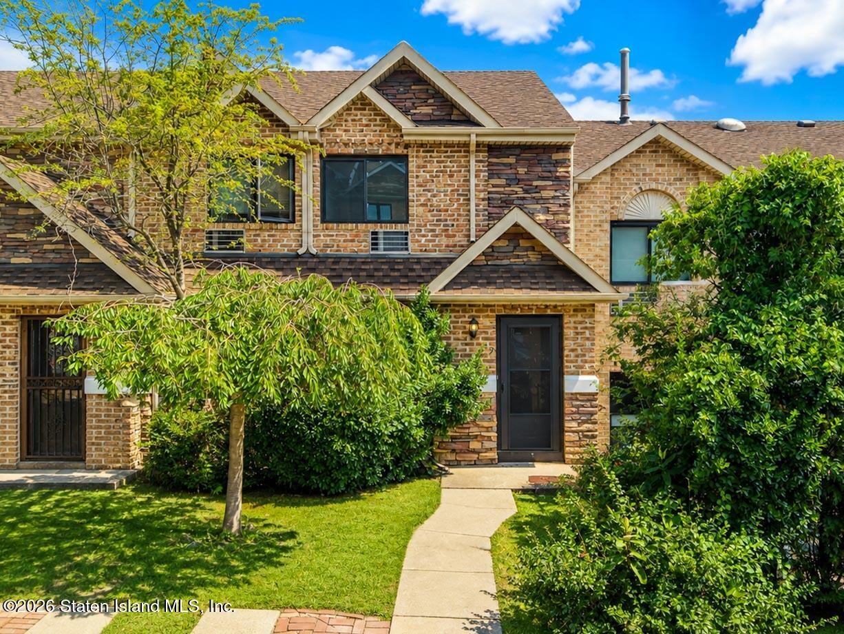 19 Hilldale Ct, Staten Island, NY 10305
