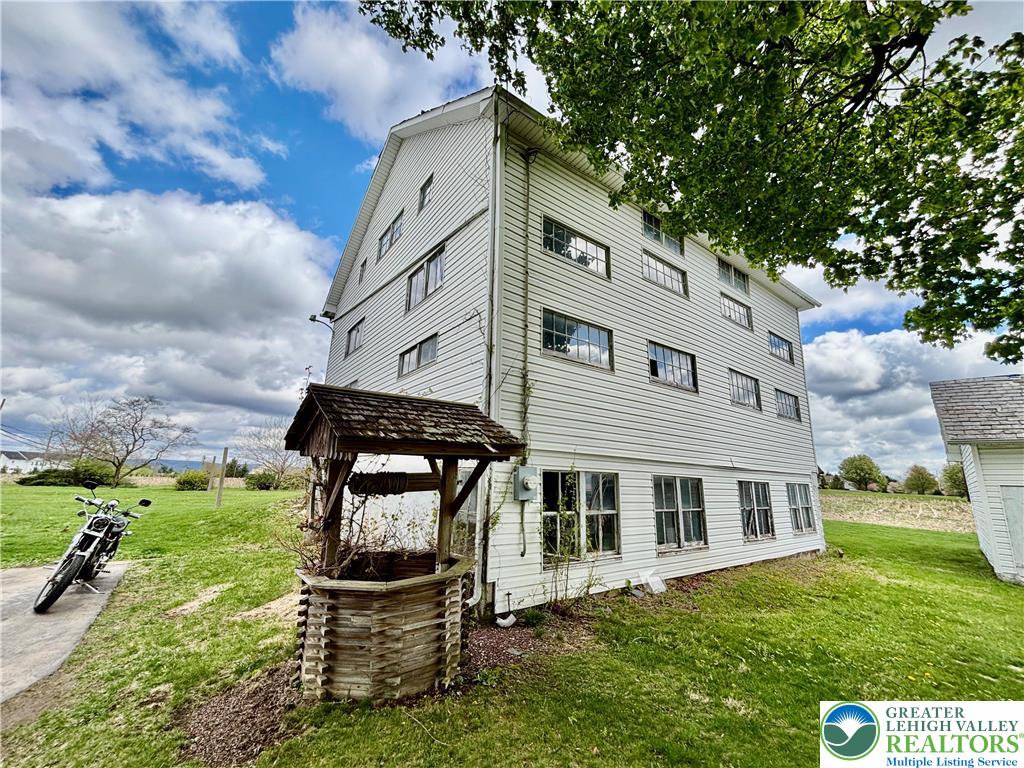 282 Young Rd, Bushkill Twp, PA 18064 photo