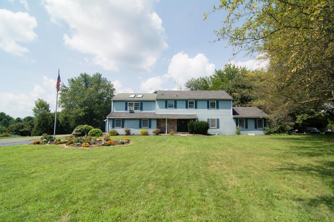 563 Longacre Dr, Lehigh Twp, PA 18035