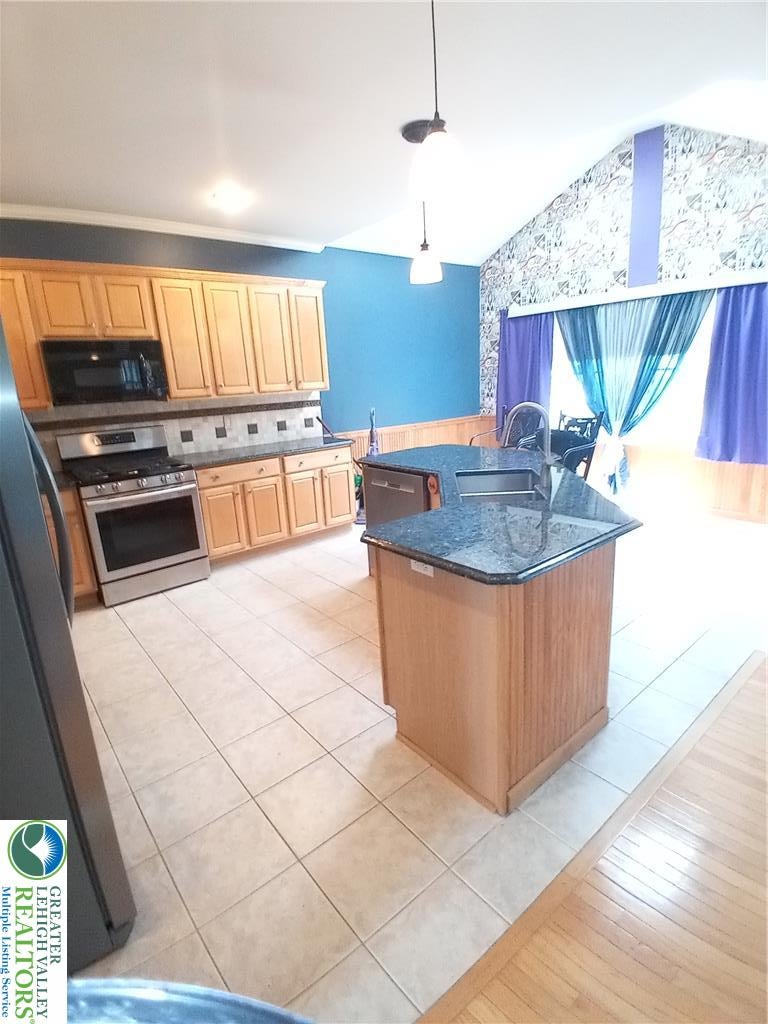 1560 Deer Path Rd, Forks Twp, PA 18040 photo
