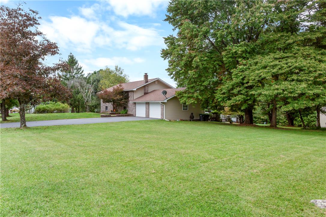 1004 Tara View Dr, Stroud Twp, PA 18360 photo