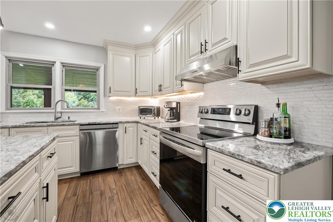 52 S Cedar Crest Blvd, South Whitehall Twp, PA 18104 photo