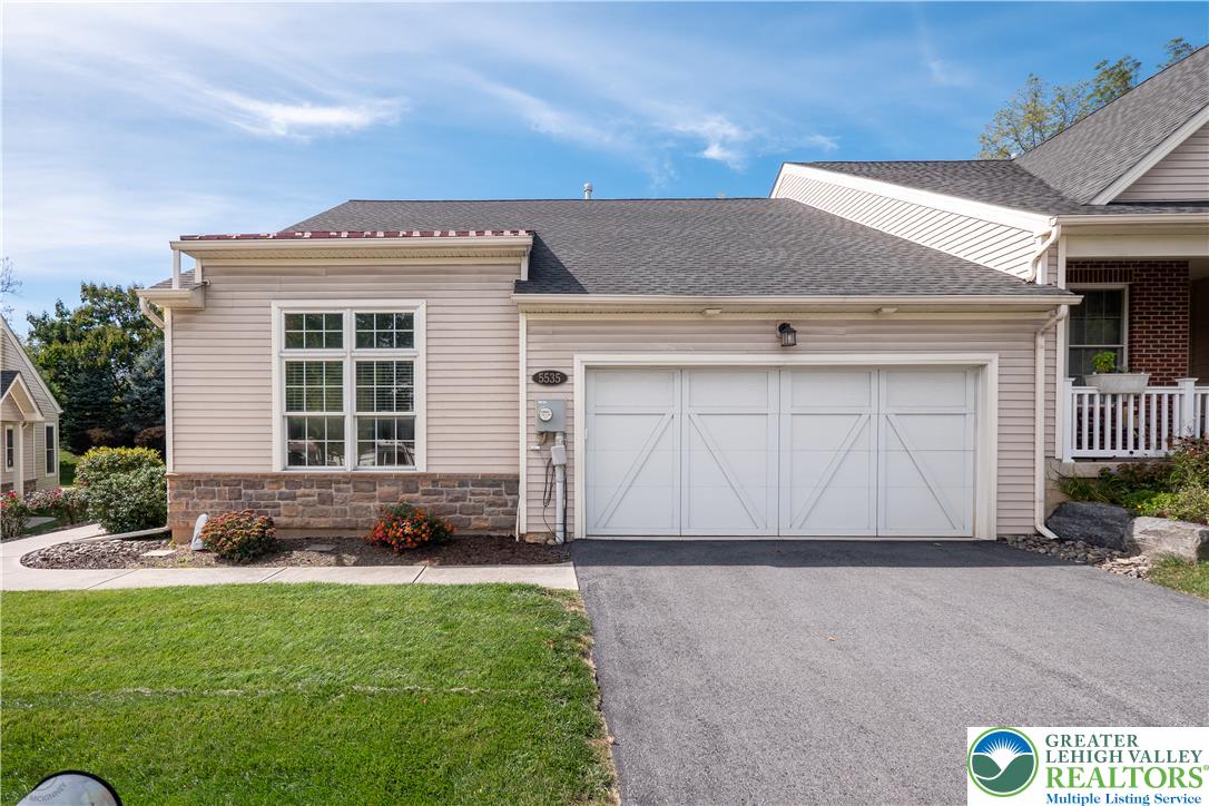 5535 Bayberry Ln, Whitehall Twp, PA 18052 photo