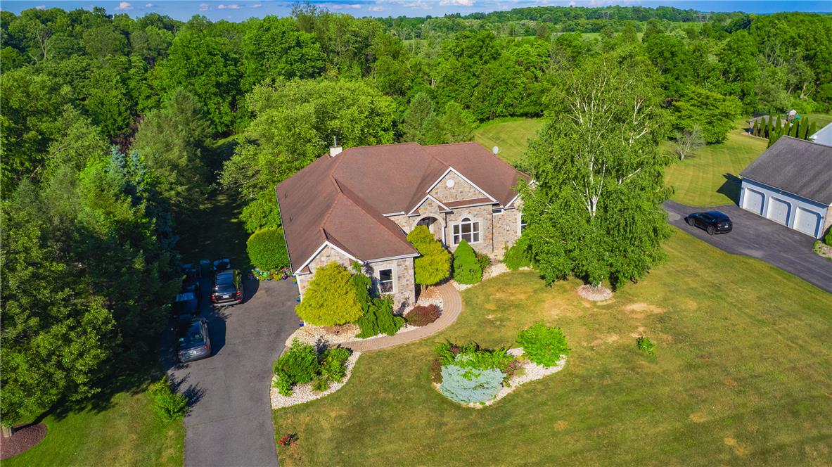 123 Chase Hollow Dr, Bushkill Twp, PA 18064