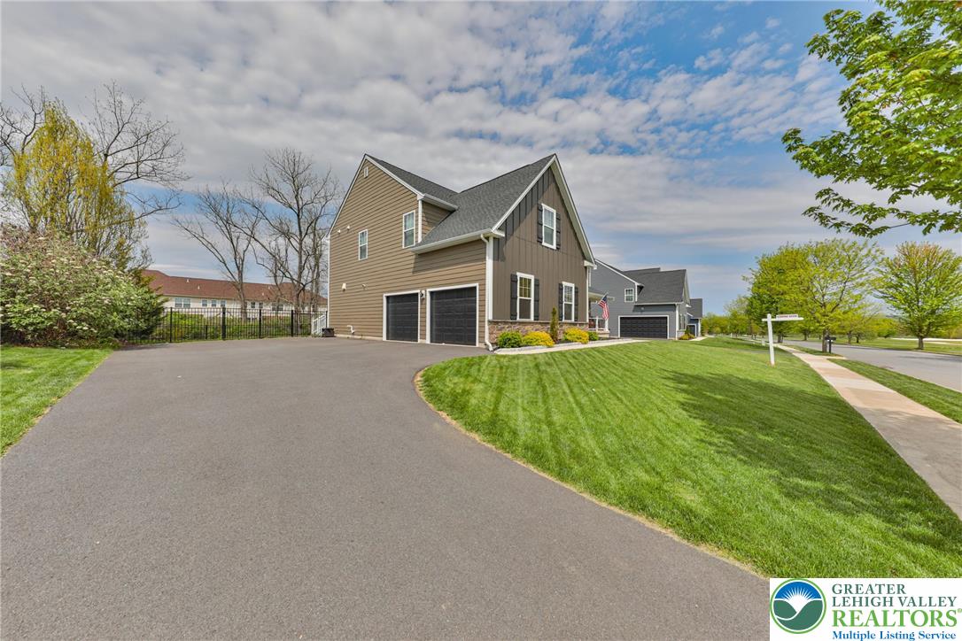 912 Fairway Dr, Forks Twp, PA 18040 photo
