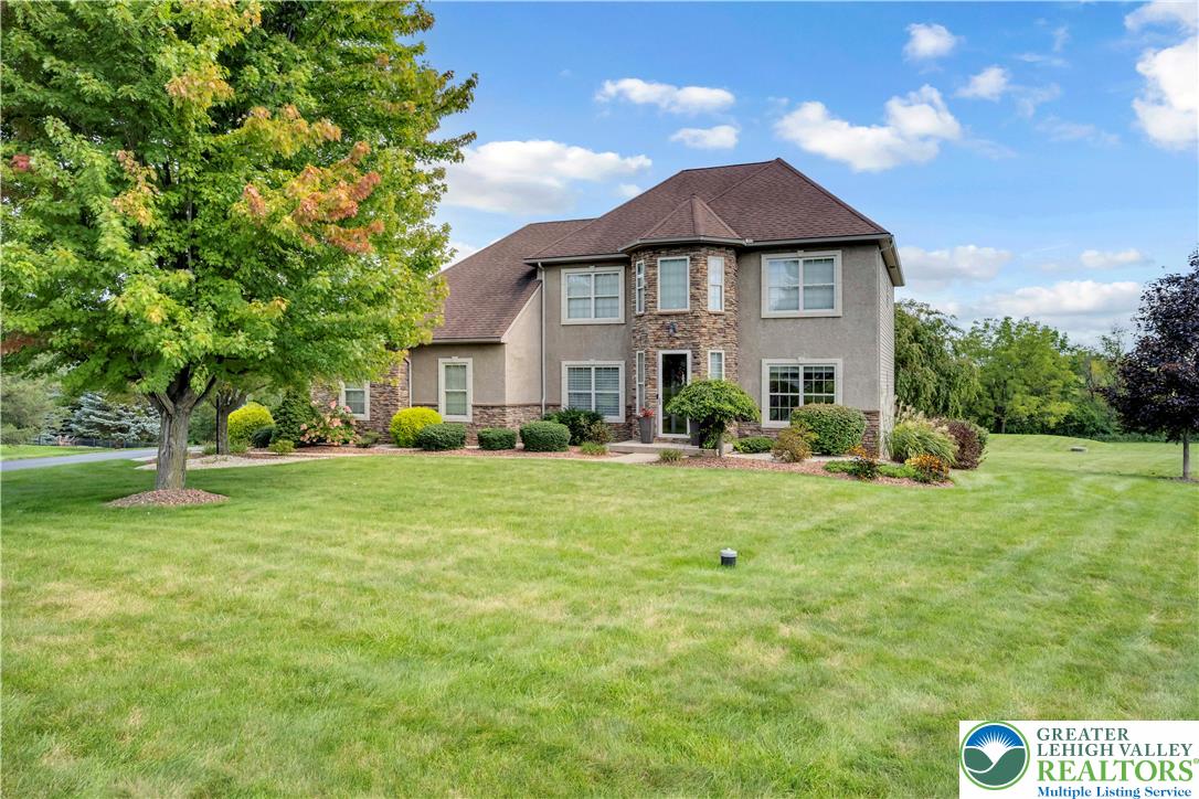 210 Eagle View Dr, Bushkill Twp, PA 18014