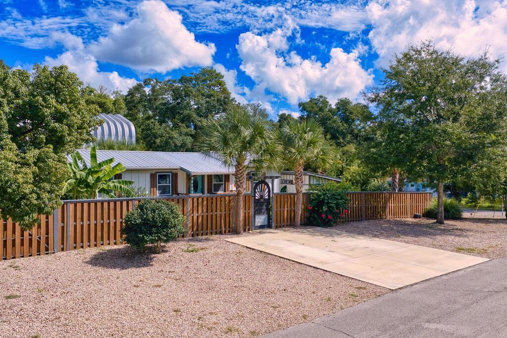 702 Avenue C, Carrabelle, FL 32322