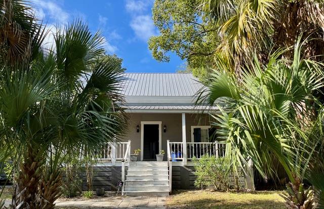 124 8 St, Apalachicola, FL 32320