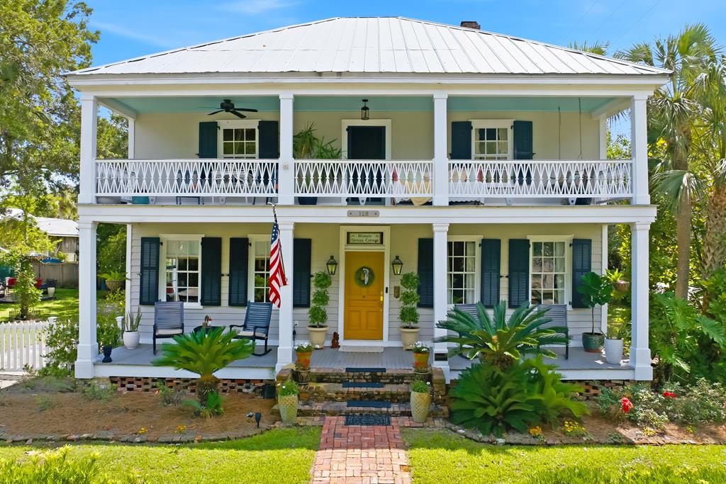 128 4 St, Apalachicola, FL 32320