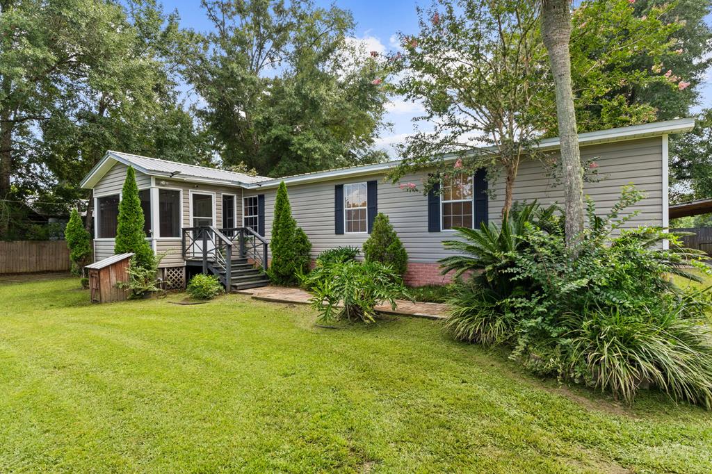 105 Riverview Dr, Wewahitchka, FL 32465