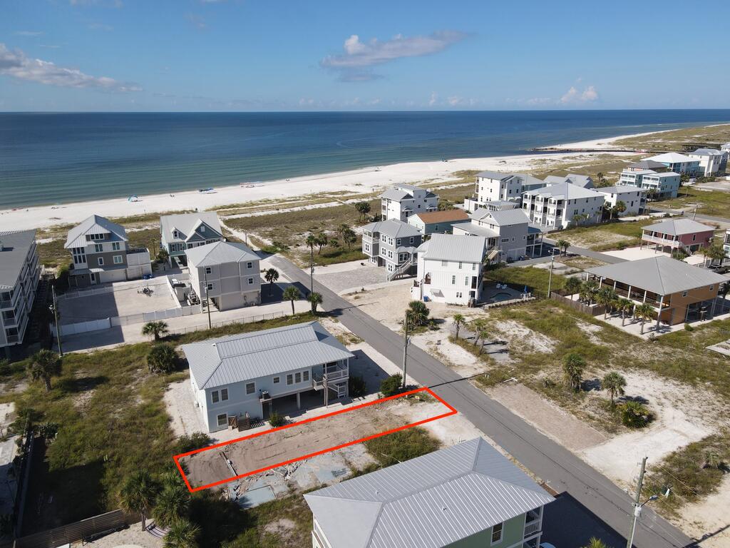 111 39 St, Mexico Beach, FL 32456