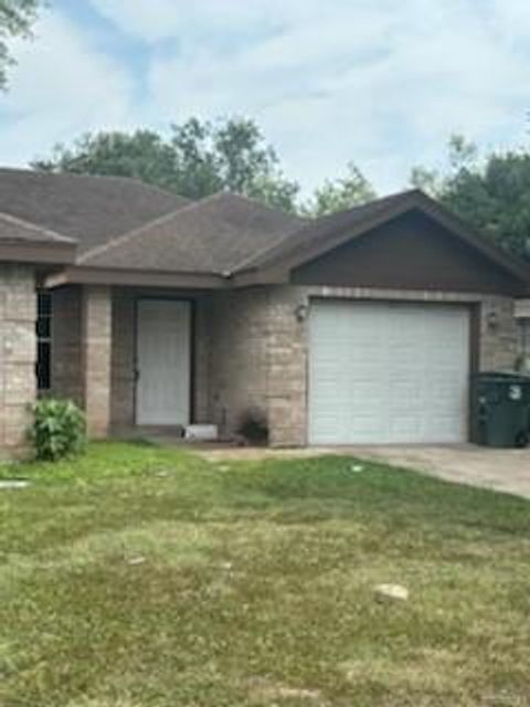 Single Family Residence in Harlingen TX 1022 W Madison Avenue.jpg