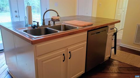 Single Family Residence in Roseland VA 1631 Cow Hollow Rd 39.jpg