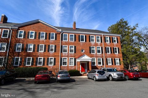 Condominium in Arlington VA 4824 29th STREET.jpg