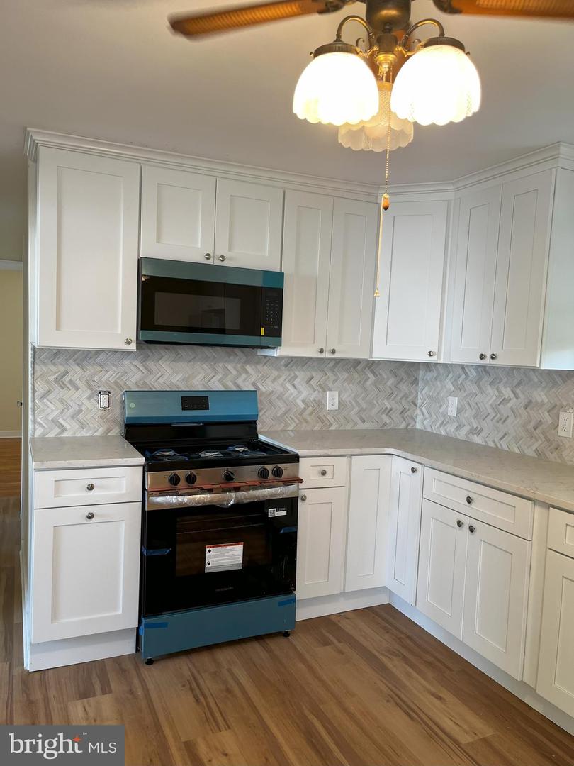 61 Leuckel Ave, Hampton, NJ 08619 photo