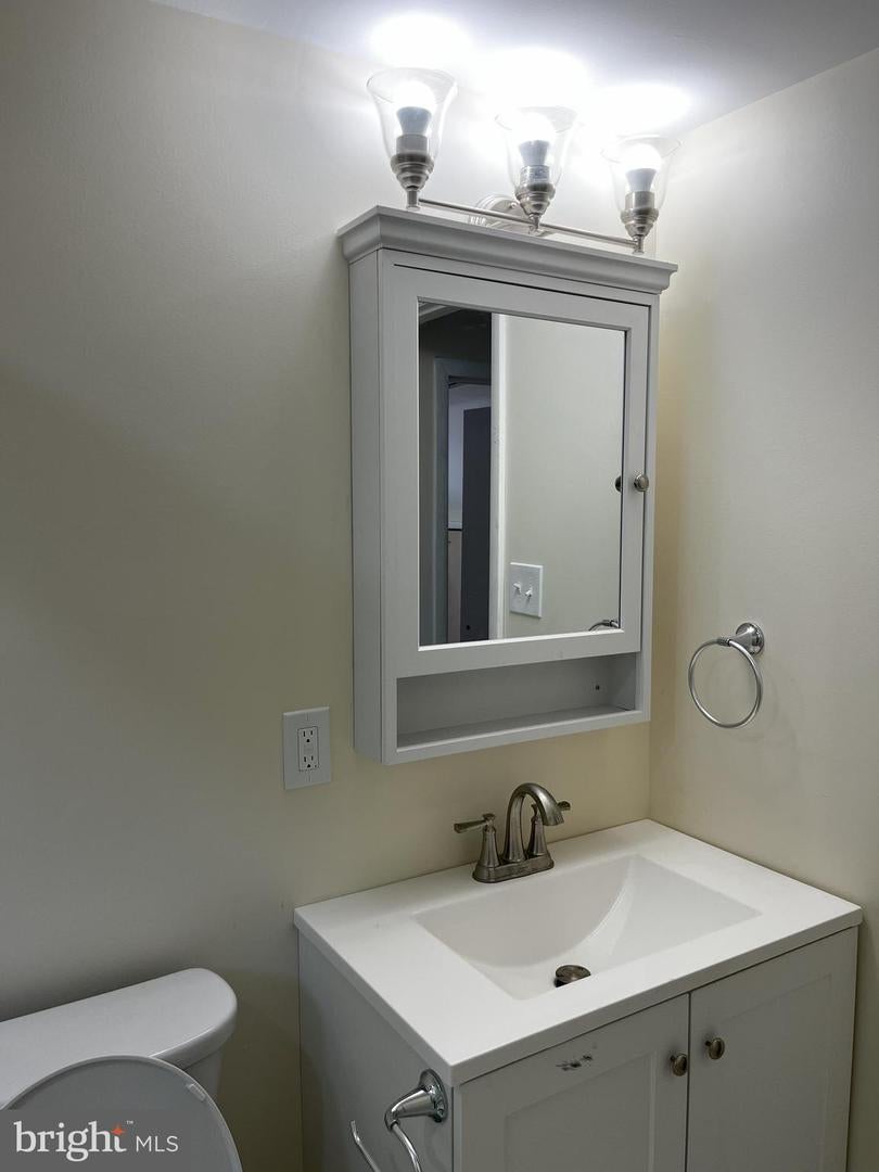 61 Leuckel Ave, Hampton, NJ 08619 photo