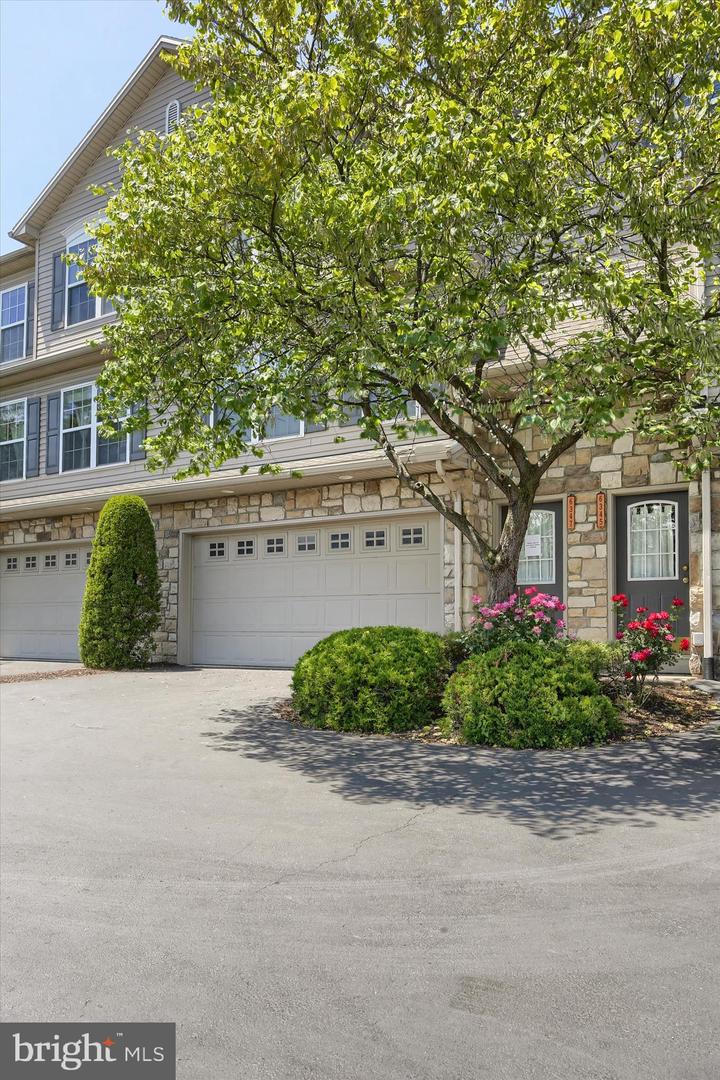 6347 Mercury Dr, Mechanicsburg, PA 17050 photo