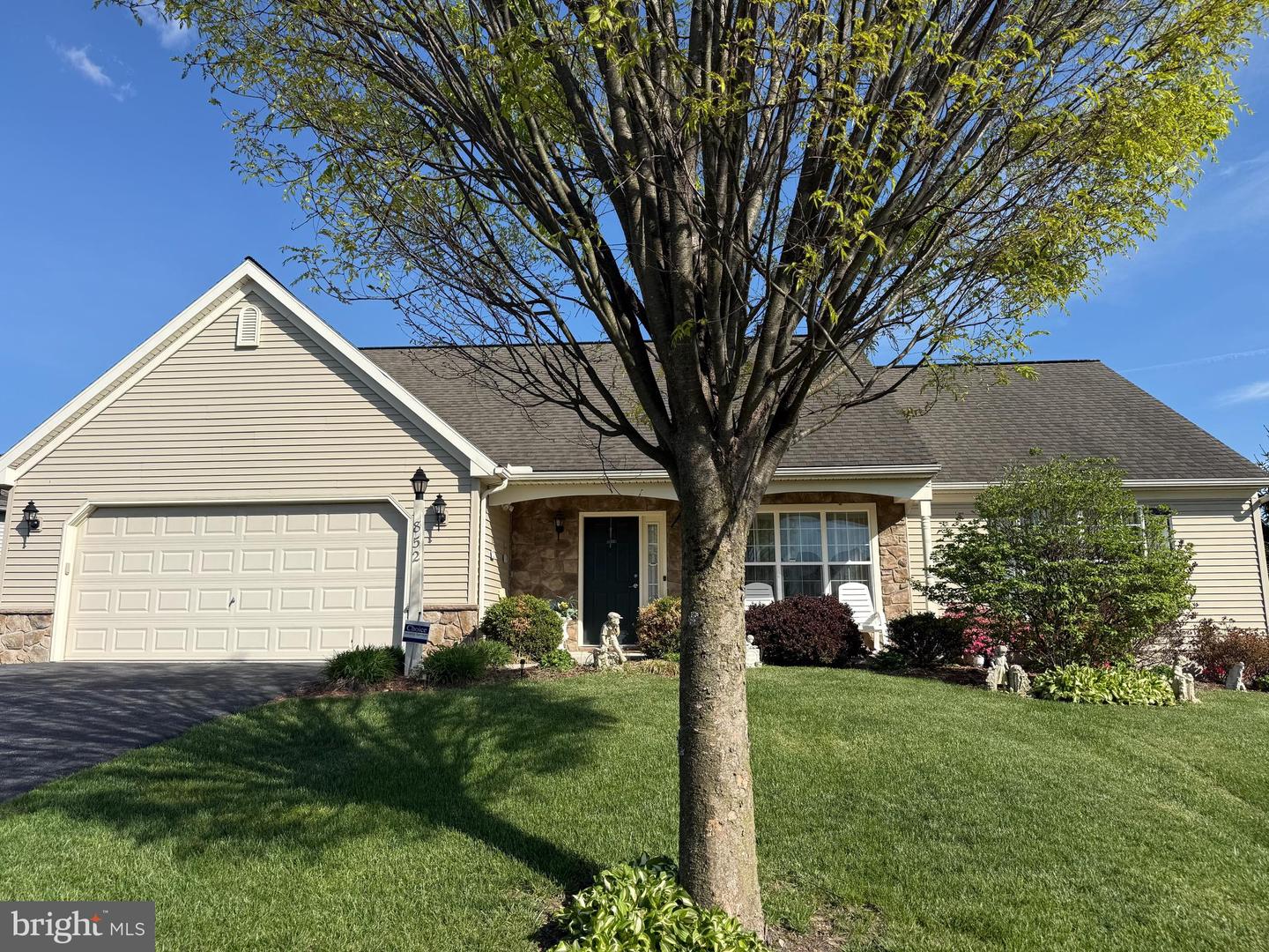 852 Walnut Crest Dr, Lebanon, PA 17046 photo