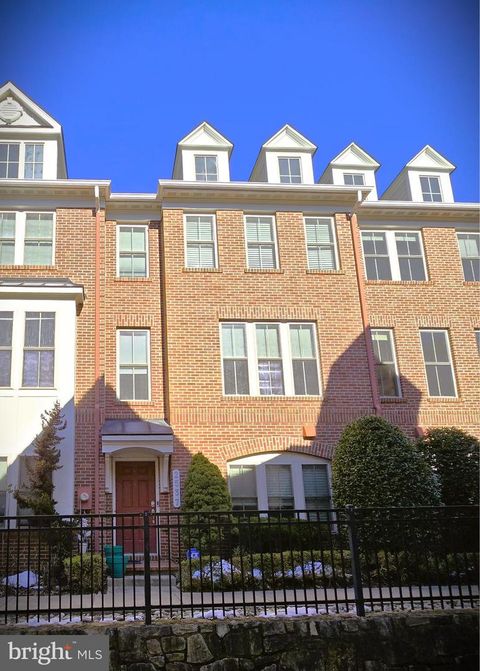 Townhouse in Arlington VA 2537 Kenmore COURT.jpg