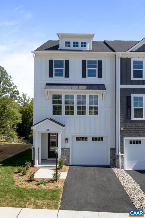Townhouse in Charlottesville VA 37 Farrow Cir.jpg