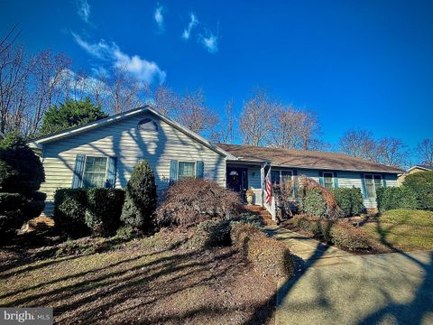 Single Family Residence in Tappahannock VA 1234 Old Creek Lake DRIVE 2.jpg