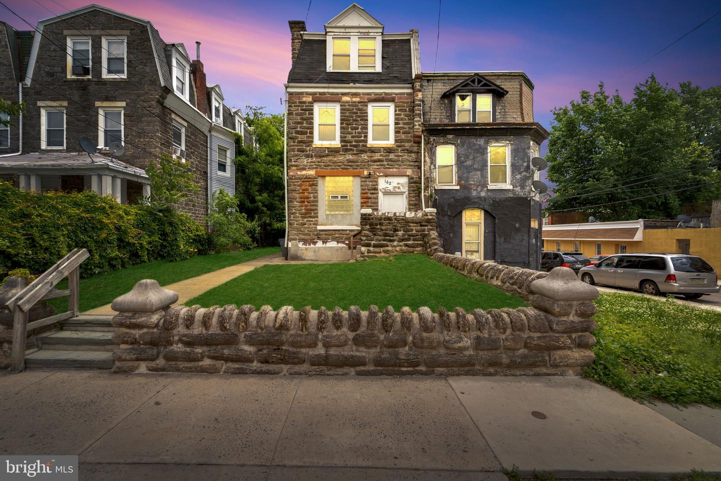 162 Manheim St, Philadelphia, PA 19144