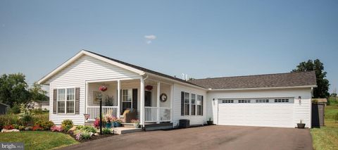 Single Family Residence in Bechtelsville PA 180 Eagles Watch.jpg