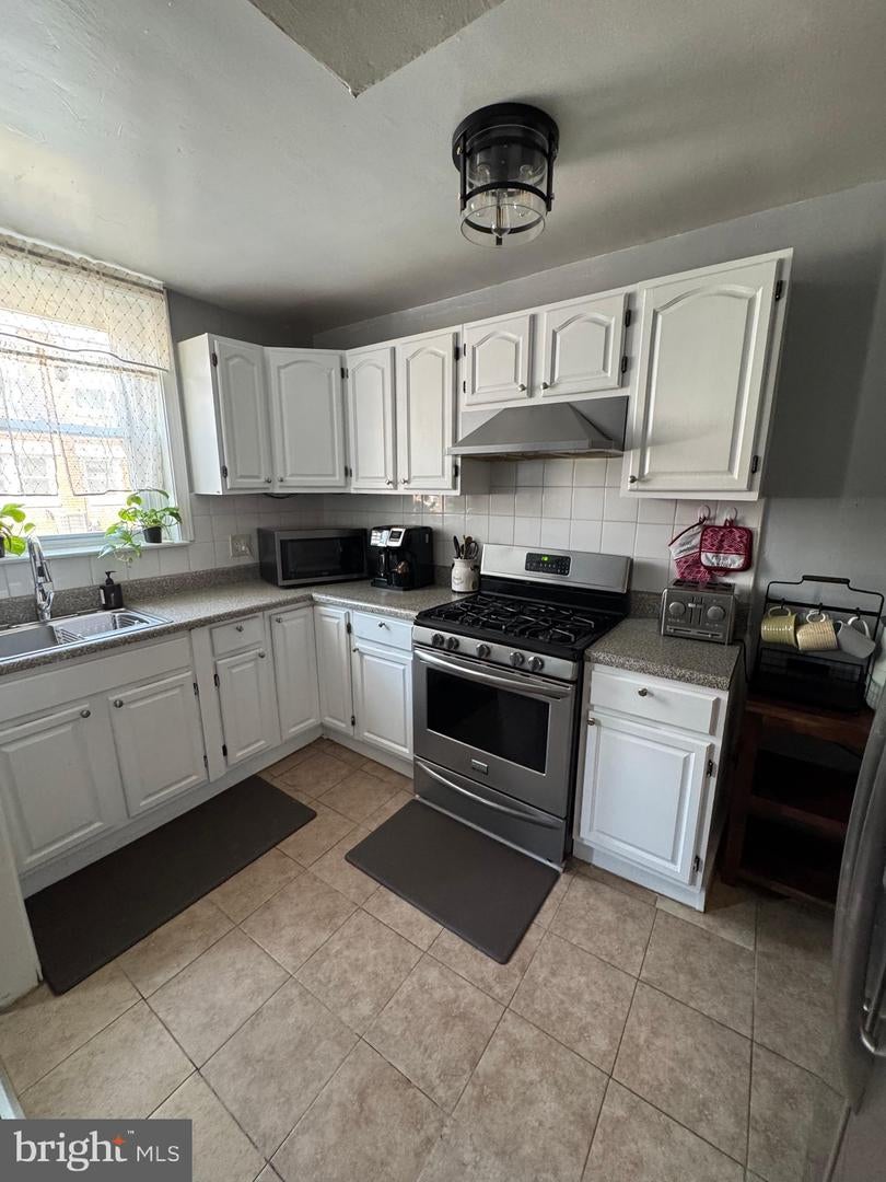 2526 S Bellford St, Philadelphia, PA 19153 photo