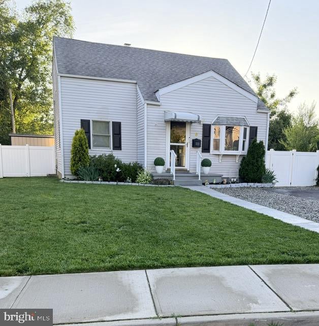8 Runyon Dr, Hampton, NJ 08610