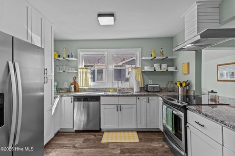 Single Family Residence in Carolina Beach NC 208 Hamlet Avenue 4.jpg