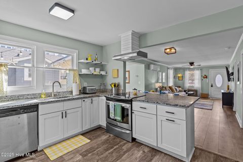 Single Family Residence in Carolina Beach NC 208 Hamlet Avenue 3.jpg