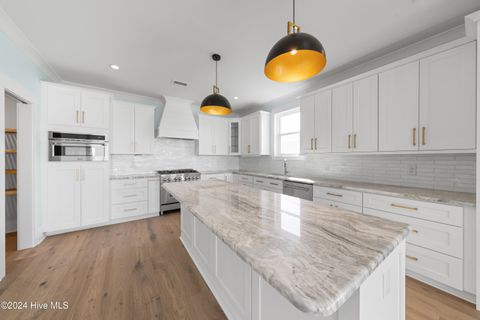 Single Family Residence in Carolina Beach NC 1405 Pinfish Lane 13.jpg