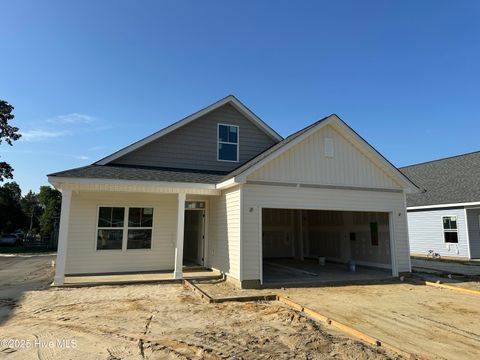 Single Family Residence in Burgaw NC 303 W Satchwell Street.jpg