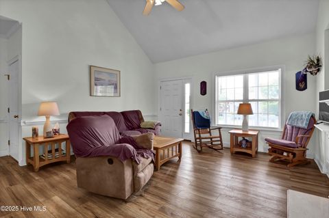 Single Family Residence in Carolina Beach NC 402 Bay Court 8.jpg