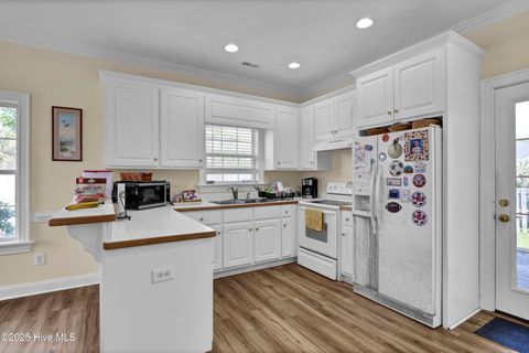 Single Family Residence in Carolina Beach NC 402 Bay Court 10.jpg