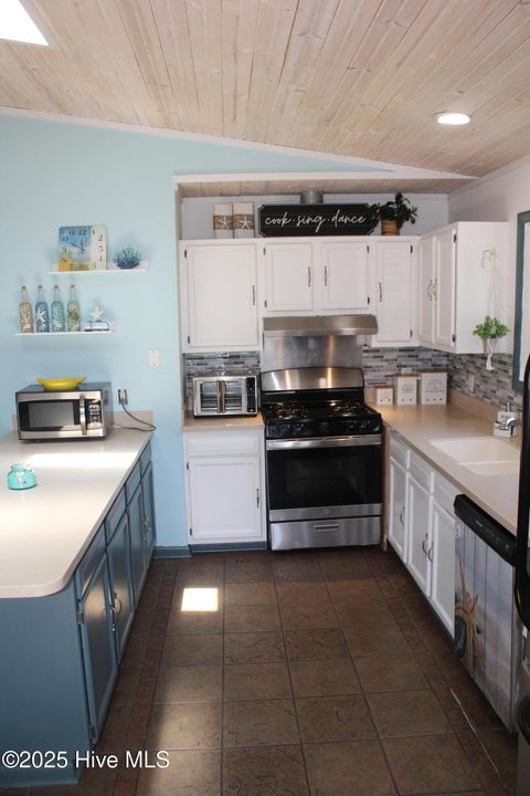 Single Family Residence in Carolina Beach NC 504 Greenville Avenue 10.jpg