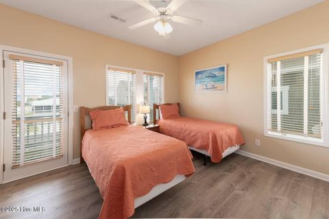 Single Family Residence in Holden Beach NC 887 Ocean Boulevard 24.jpg