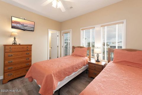 Single Family Residence in Holden Beach NC 887 Ocean Boulevard 23.jpg