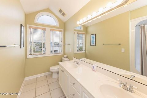 Single Family Residence in Holden Beach NC 887 Ocean Boulevard 15.jpg
