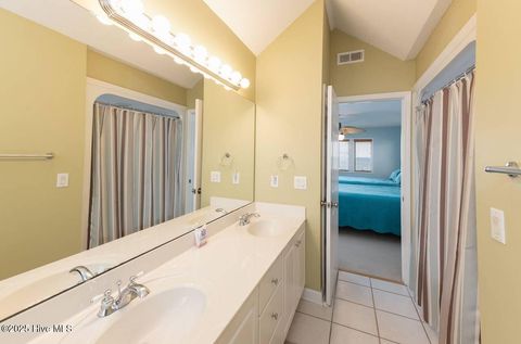Single Family Residence in Holden Beach NC 887 Ocean Boulevard 16.jpg