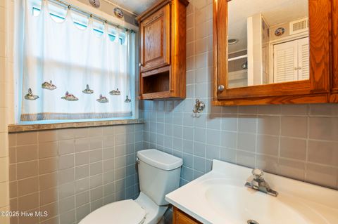 Single Family Residence in Carolina Beach NC 106 S Seventh Street 20.jpg