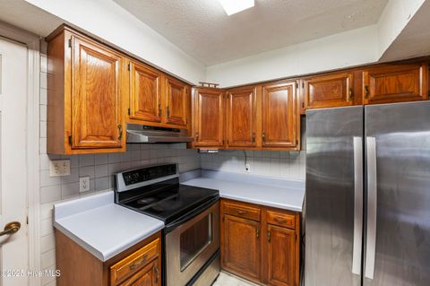 Single Family Residence in Carolina Beach NC 106 S Seventh Street 15.jpg