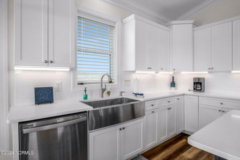 Single Family Residence in Holden Beach NC 286 Ocean Boulevard 8.jpg