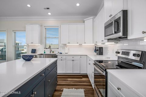 Single Family Residence in Holden Beach NC 286 Ocean Boulevard 6.jpg