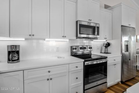 Single Family Residence in Holden Beach NC 286 Ocean Boulevard 9.jpg