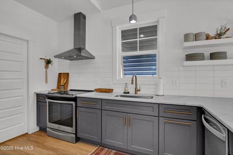 Single Family Residence in Carolina Beach NC 1418 Snapper Lane 12.jpg